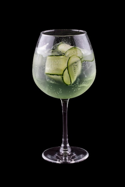 Martini Cocktail Tonic und Gurke auf dunklem Hintergrund isoliert