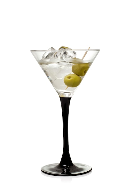 Foto martini com azeitonas em um fundo branco