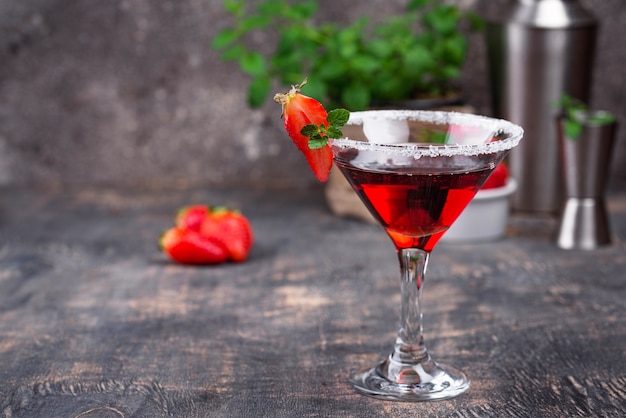 Martini de morango. coquetel de verão com álcool vermelho doce