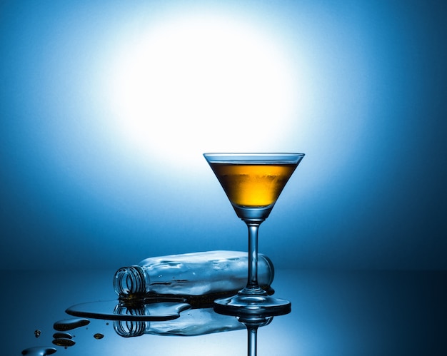 Martini e garrafa plana com álcool.