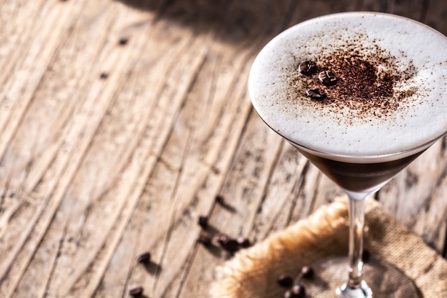 Martini Espressococktail im Glas auf Holztisch