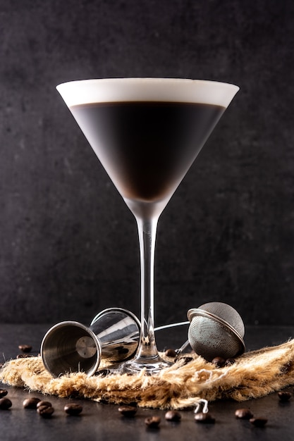 Martini-Espressococktail im Glas auf schwarzem Hintergrund