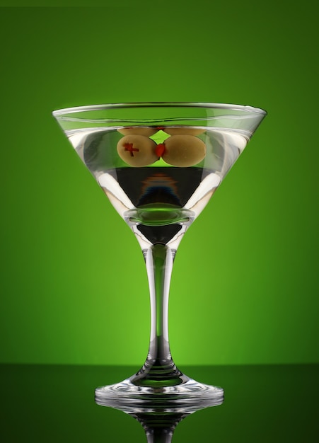 Martini in einem Glas mit Oliven