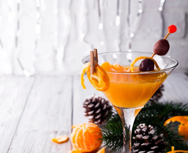 Martini de mandarina en una copa de año nuevo