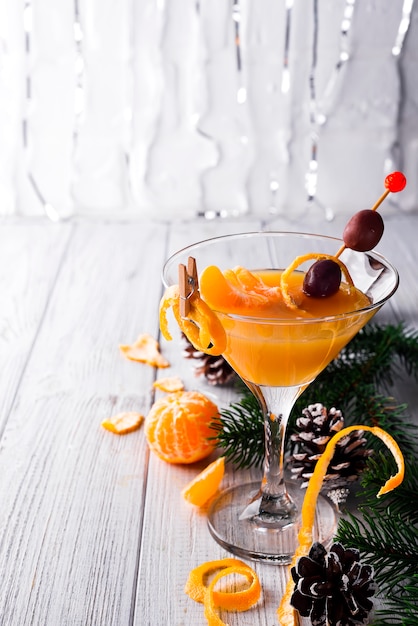 Martini de mandarina en una copa de año nuevo