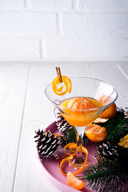 Martini de mandarina en una copa de año nuevo