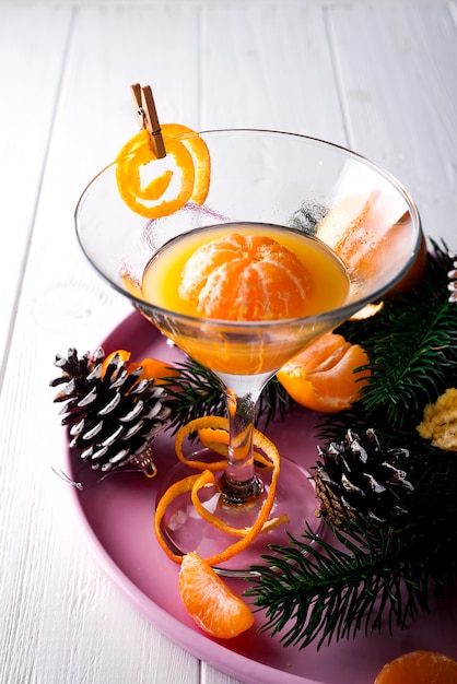 Martini de mandarina en una copa de año nuevo