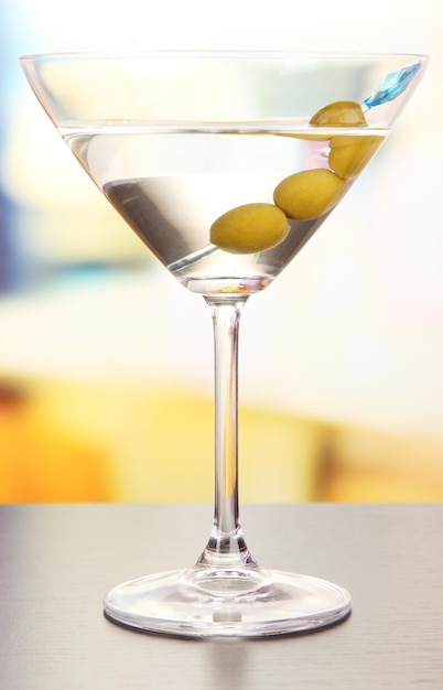 Foto martini mit grünen oliven auf dem tisch in der bar