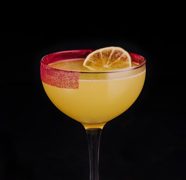 Martini de naranja o cóctel Margarita en negro