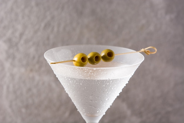 Martini seco clásico con aceitunas