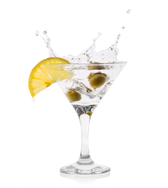 Martini splash con aceitunas en un vaso transparente