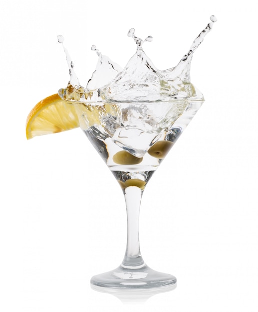 Martini splash con aceitunas verdes y limón en una copa de cóctel
