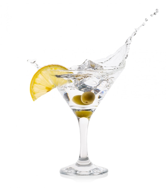 Martini-Spritzer mit Zitroneneiswürfel und grünen Oliven im Cocktail