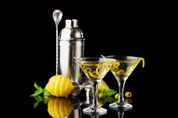 Martini-Wermutgetränk auf schwarzem Hintergrund isoliert