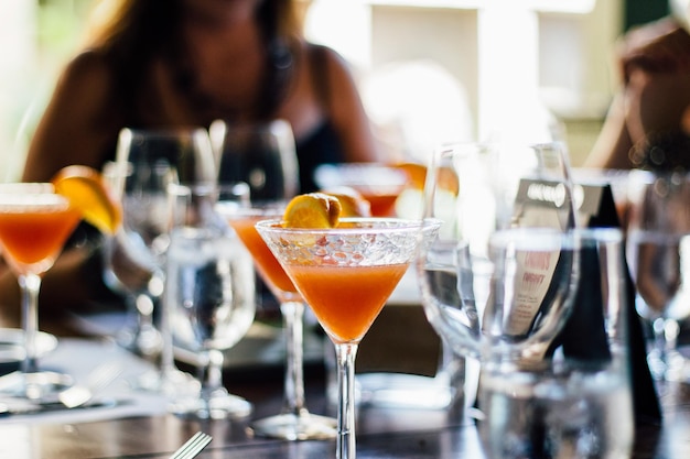 Los martinis se sirven en la mesa.