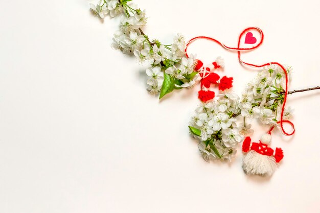 Martisor y flores de cerezoSímbolo de la primaveraTradición del 1 de marzoCopiar espacio