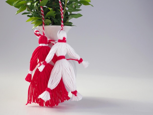 Martisor muñecas rojas y blancas sobre un fondo blanco.