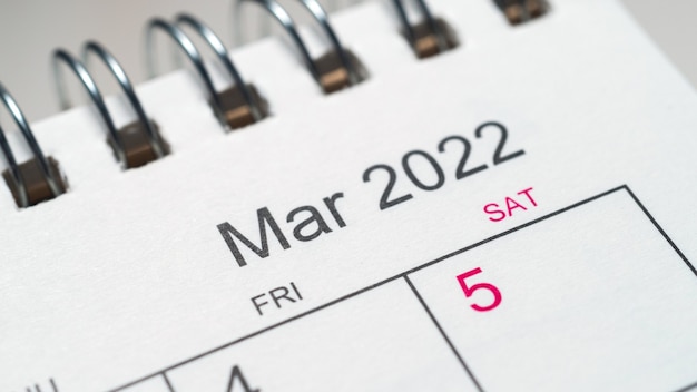 Marzo de 2022 en el calendario de escritorio de cerca.