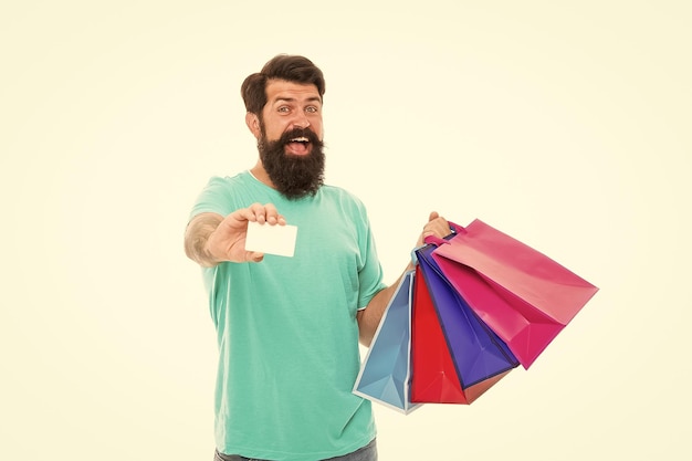 Más fácil que nunca Pago sin contacto Tarjeta de crédito Hombre barbudo con bolsas y tarjeta de descuento Concepto de compra Hombre feliz de compras Método de pago Tarjeta bancaria Venta de viernes negro Cliente satisfecho