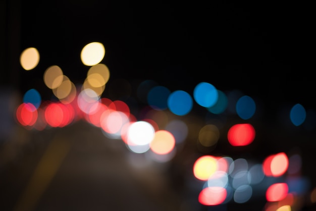 Foto más fondo de bokeh de clourful en la noche