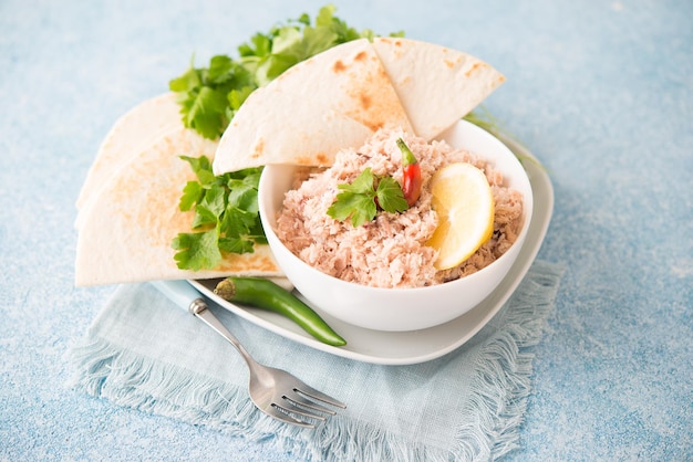 Mas Huni. Café da manhã tradicional das Maldivas com atum, coco, cebola e pimenta com tortilhas de chapati. Fechar-se