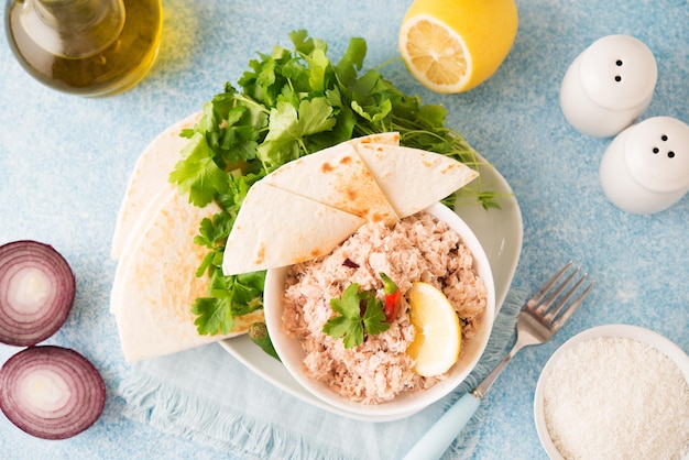 Mas Huni. Café da manhã tradicional das Maldivas com atum, coco, cebola e pimenta com tortilhas de chapati. Vista do topo