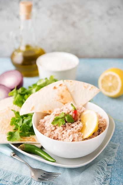 Mas Huni. Traditionelles maledivisches Frühstück mit Thunfisch, Kokos, Zwiebeln und Chili mit Chapati-Tortillas. Selektiver Fokus