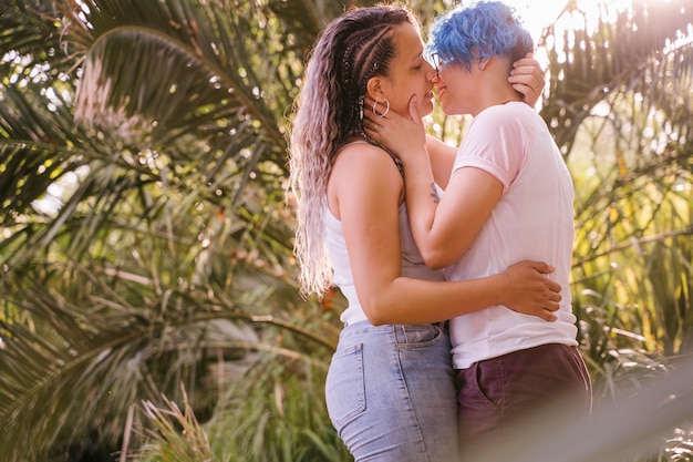 Foto más que amistad entre dos mujeres. amor multicultural sin límites.