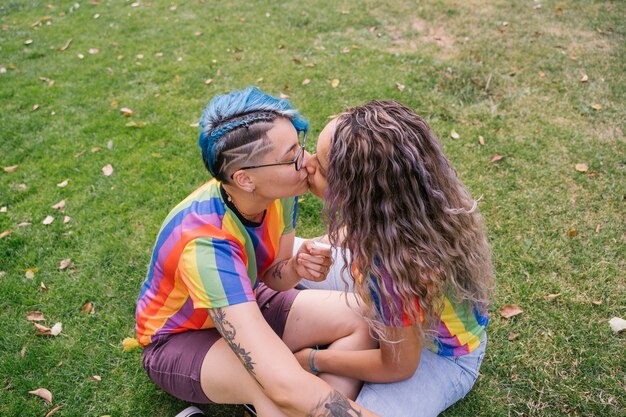 Foto más que amistad entre dos mujeres. amor multicultural sin límites.