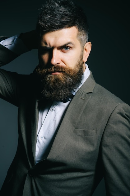 Más que barbero. Moda de hombres. Hombre barbudo después de peluquería. Hombre con barba larga en ropa de negocios. Lo de siempre. La moda también es un negocio.