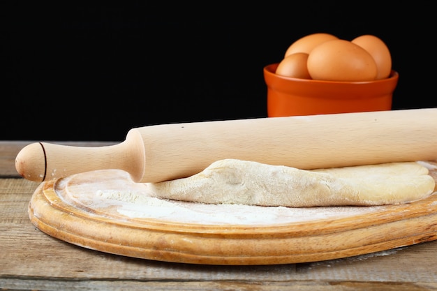 Masa y amasar sobre una tabla de madera