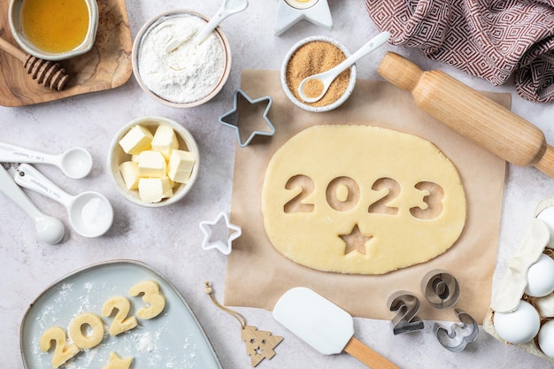 Masa casera para galletas en forma de números 2023 El concepto de hornear para Año Nuevo y Navidad