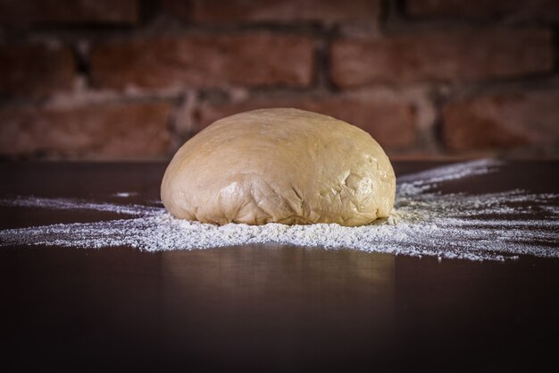 Masa cruda fresca para pizza en la mesa