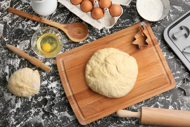 Masa cruda con ingredientes en la mesa de la cocina