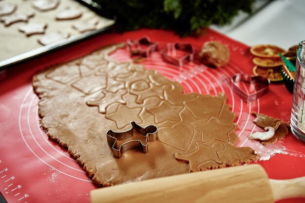 Masa cruda laminada para galletas de jengibre con cortador en forma de hombre dulces tradicionales para vacaciones de invierno