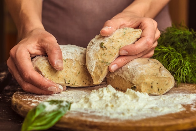 Masa cruda en manos del chef