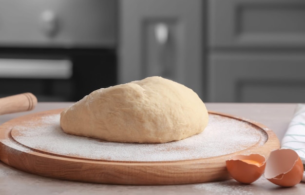 Masa cruda sobre tabla de madera en la cocina