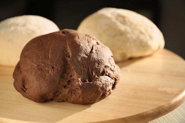 Masa cruda en tablero de madera