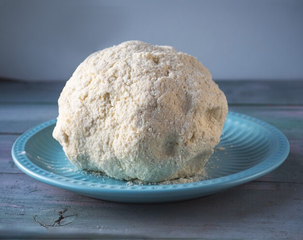 Masa de cuajada para tartas de queso o albóndigas sobre la masa terminada enrollada en forma de bola