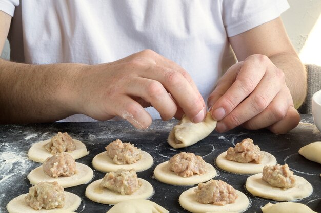 Masa extendida para cocinar albóndigas.