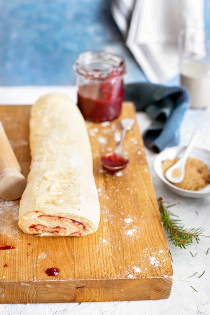 Masa fresca rellena de mermelada de cerezas