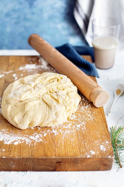 Masa fresca con un rodillo