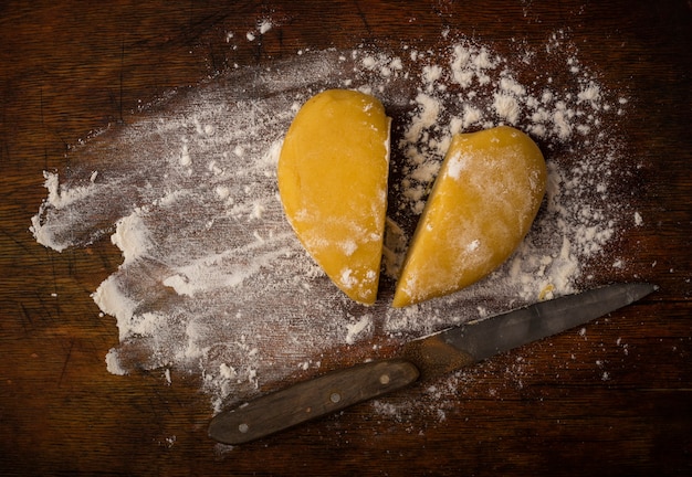 Masa de galleta con forma de corazón espolvoreada de harina