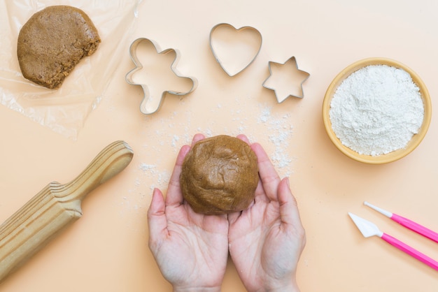 Foto masa de galletas navideñas en manos