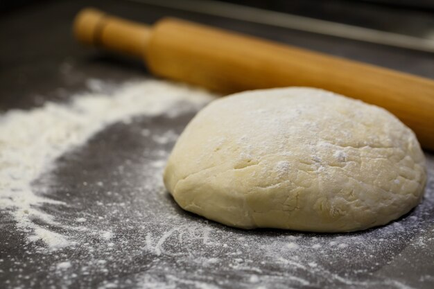 Masa de harina para hornear galletas en la mesa de la cocina