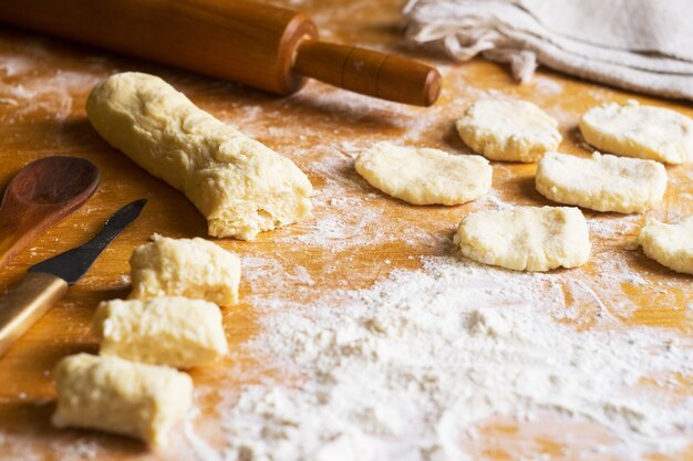 Masa, harina y tortas planas sobre la mesa.