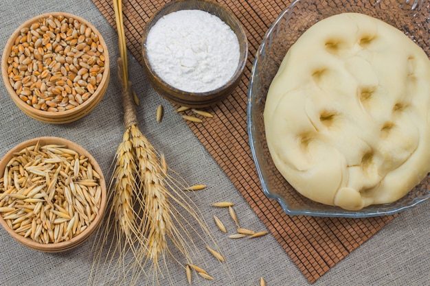 Masa, harina. Trigo y avena en cajas de madera. Cebada ramita