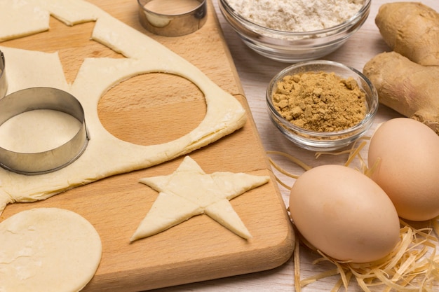 Masa para hornear galletas de jengibre en una tabla para cortar