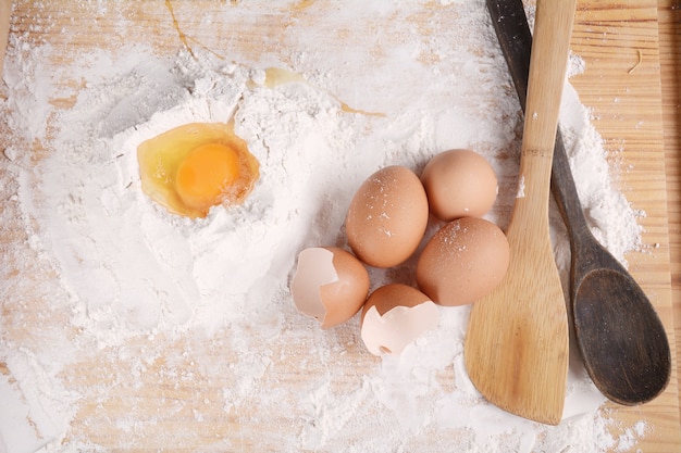 Una masa con huevos y utensilios.