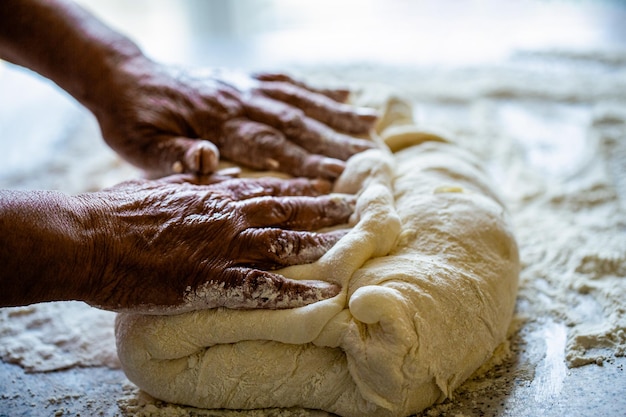 Masa de manos Manos femeninas haciendo masa para pizza Chef en cocina profesional prepara masa Masas de preparación Manos de mujer de masa de preparación Hacer masa por manos masculinas en la panadería Concepto de comida